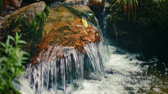 山泉流水 溪流  溪水  山水 水花四溅