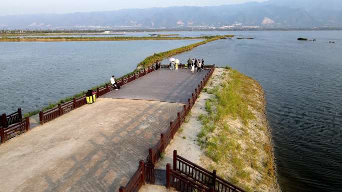 盐池观景台游客参观1