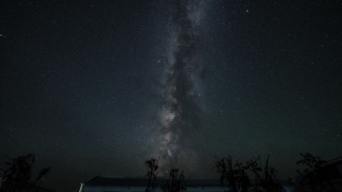 青海德令哈农家小院的星空