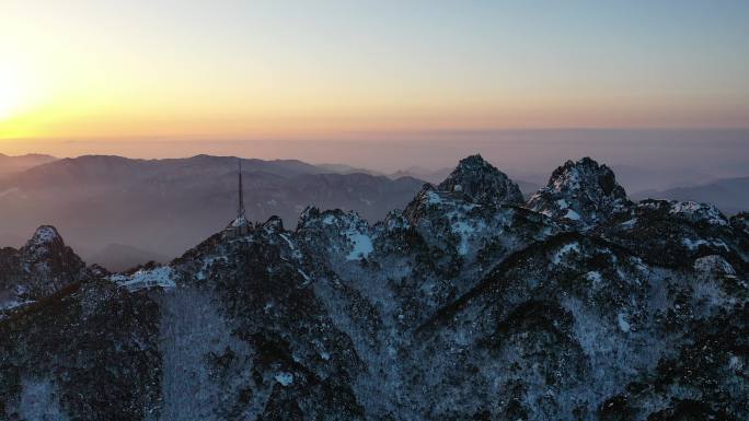 DJI0939晨曦中的黄山光明顶和701