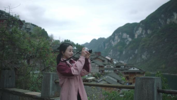 摄影师旅游拍摄大山镜头旋转