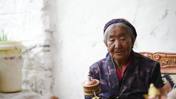 藏族信仰 藏族老人转经祈福  旅行 宗教
