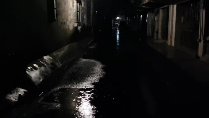 夜间小巷 潮湿 雨滴深巷 人行道狭窄小巷