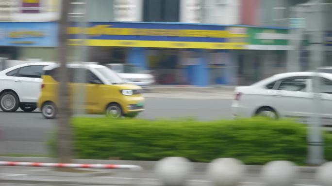 绿色城市道路车辆行驶速度感