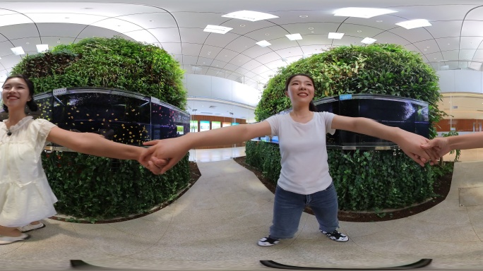 【全景视频】两美女室内逛观赏金鱼