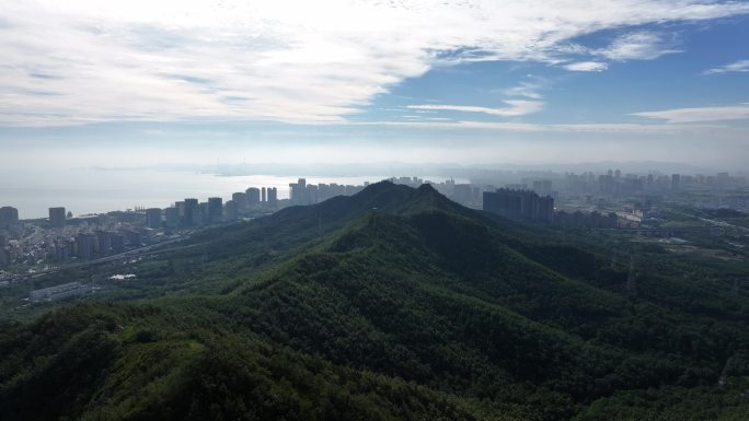 航拍飞越威海市里口山戚家庄村的猴山