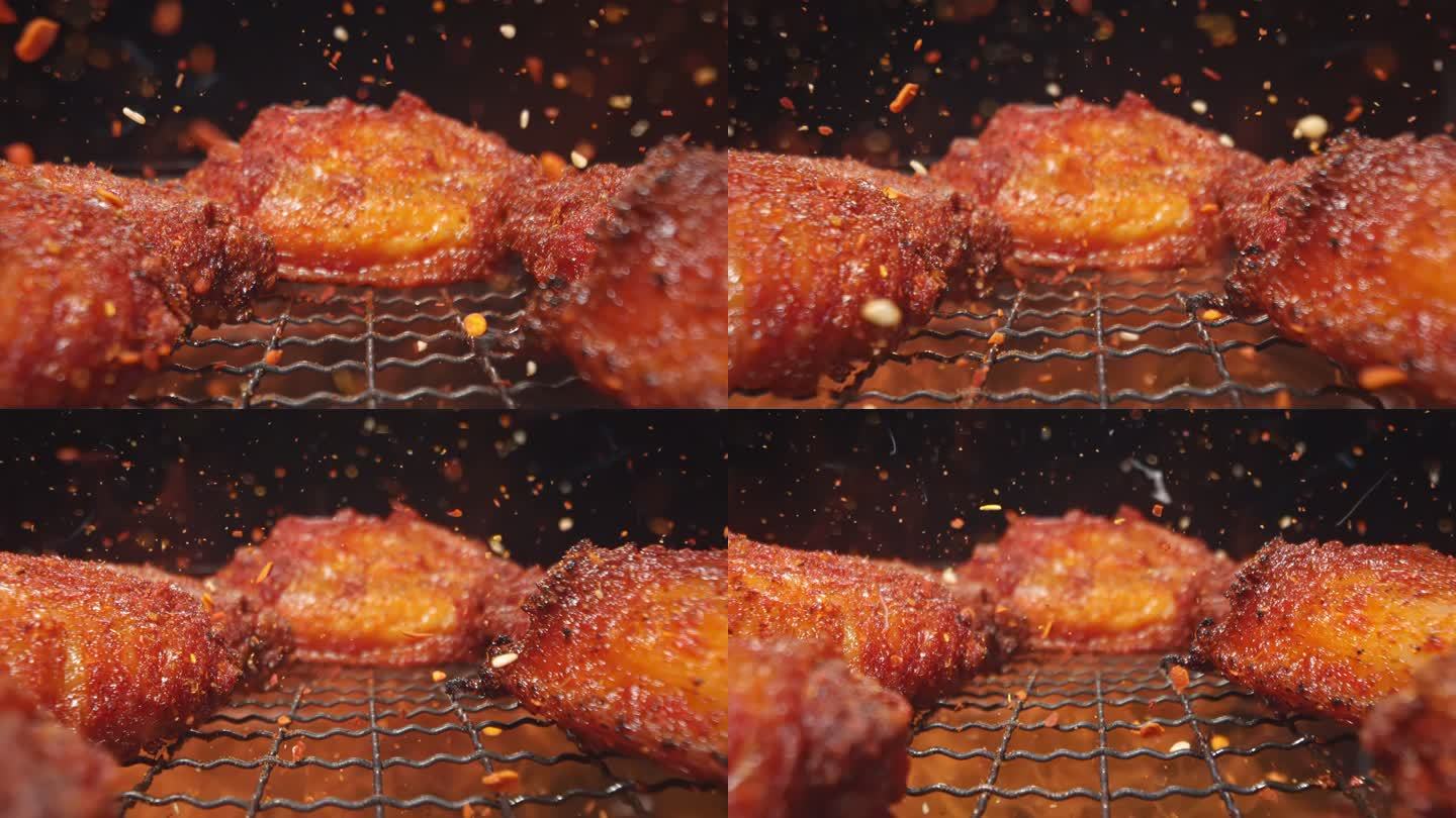 几个鸡翅在烧烤架上香料撒落鸡翅烤翅中翅