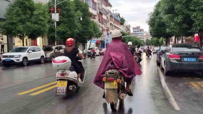 电动车一族头盔流人流电动车上下班晚高峰