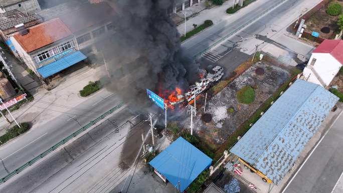 轿运车起火事故航拍视频