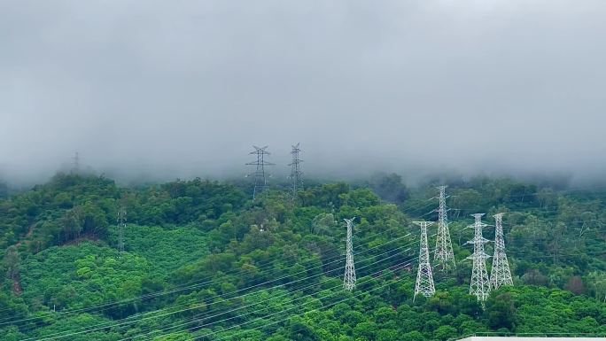 雨中云雾山景