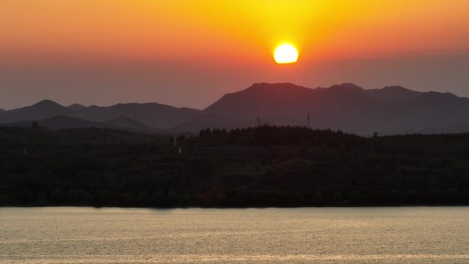 日落 群山 湖面