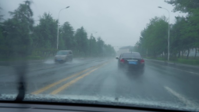 道路行车溅水