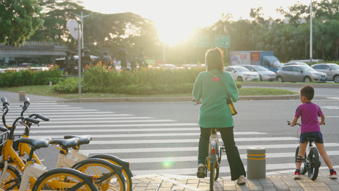 夕阳光影母子路人温馨