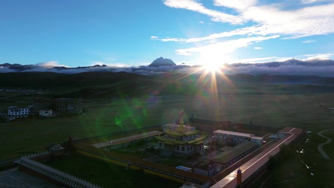 川西风光日出下的塔公寺远望雅拉雪山