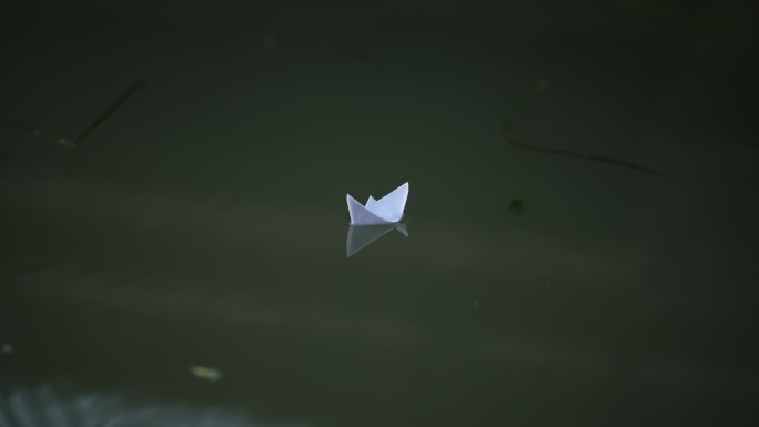 水中的小纸船