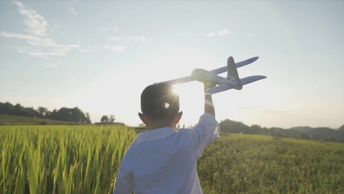 欢乐童年儿童节小男孩男装飞机模型逆光奔跑