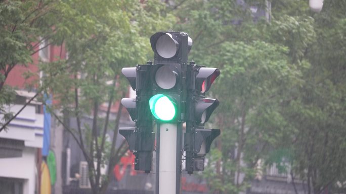红绿灯路口红绿灯交通信号灯雨中信号灯开车