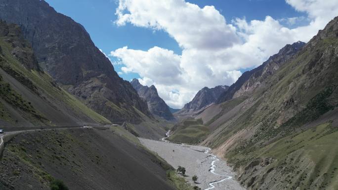 山谷河流  独库公路峡谷风光