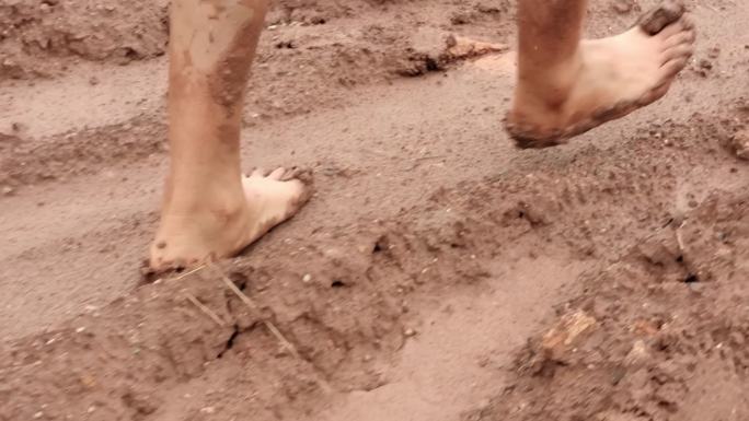 光脚行走路睡行走泥泞道路沾满泥浆的光脚
