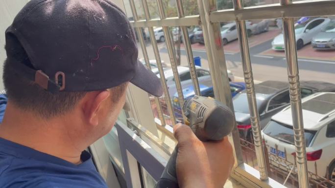 工人修理防盗窗