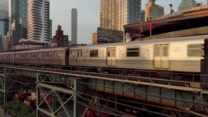 航拍纽约长岛皇后区地铁驶过铁架桥摩天大楼