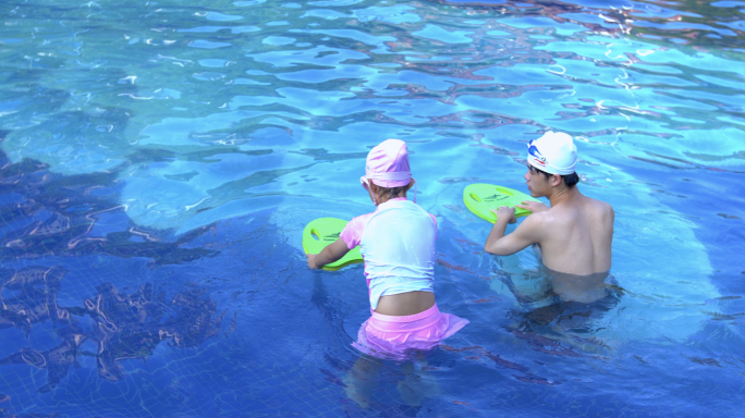 儿童学习游泳 室外游泳池