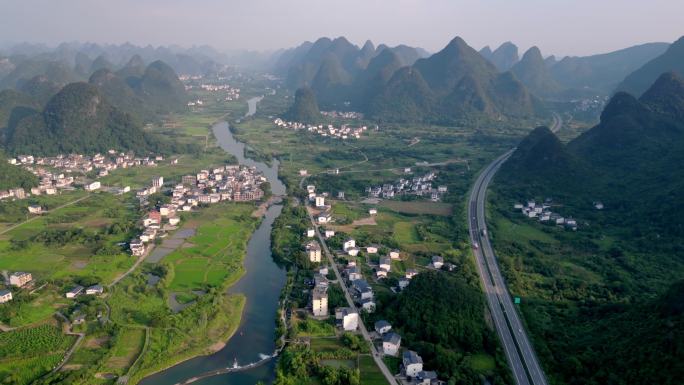 桂林喀斯特山水中穿行的高速公路