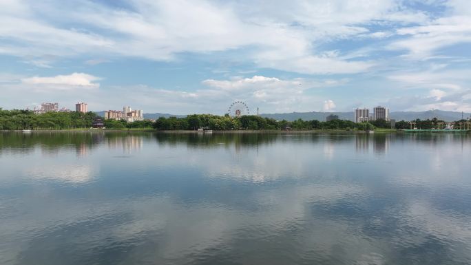 映照蓝天白云的城市湿地公园风景