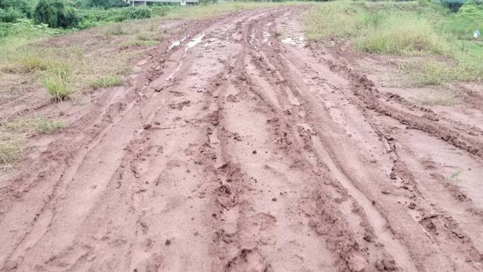 农村泥泞路下雨后积水路面黄土泥路实拍素材