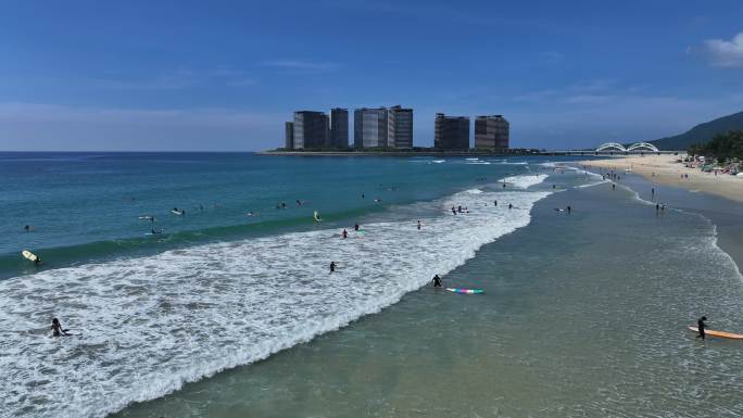 海南万宁日月湾在海上冲浪的人