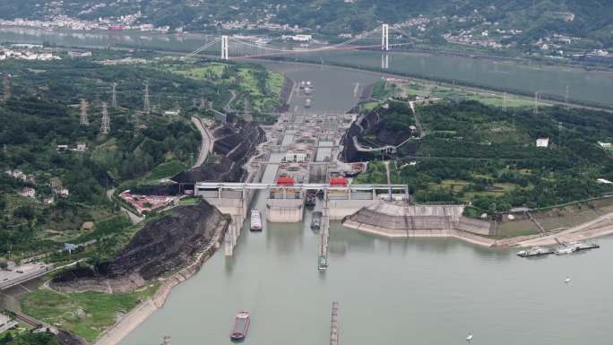 从上游方向航拍的宜昌三峡大坝五级船闸