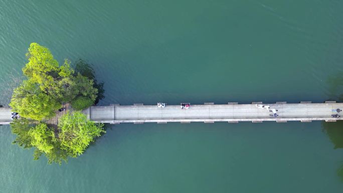杭州湘湖湖心岛和跨湖石廊桥