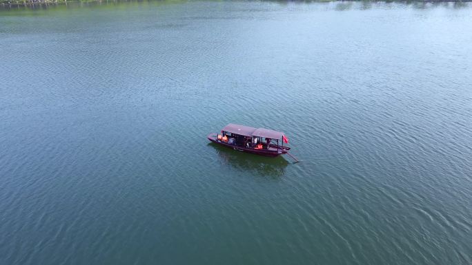 杭州湘湖坐摇橹船游玩