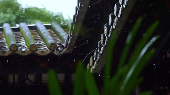 烟雨江南：古建筑屋檐的雨滴