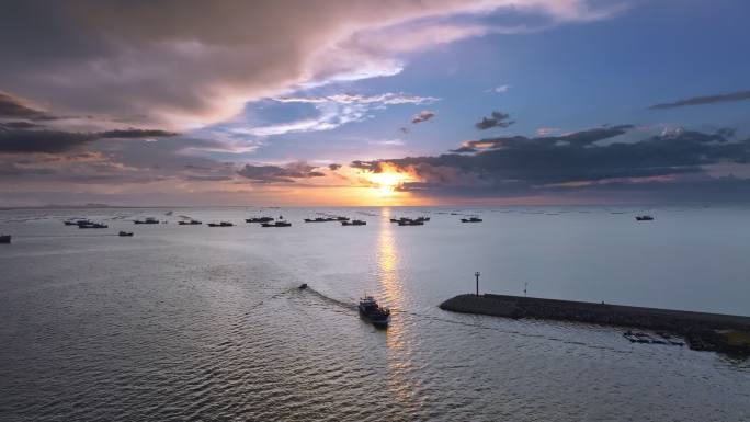 夕阳下驶入港口的渔船