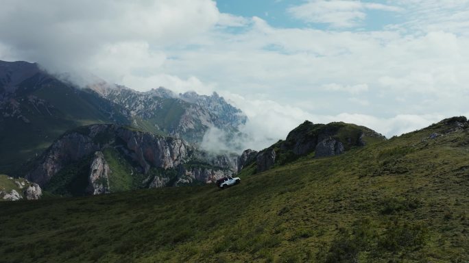 白色汽车行驶在高山之巅【侵权必究】