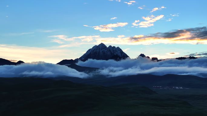 川西雅拉雪山清晨日出航拍