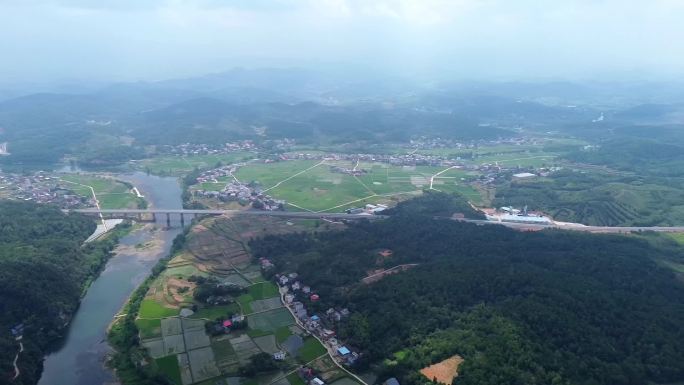 入云端，俯瞰大山里的村庄