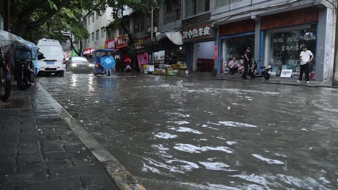 西安突发暴雨路面积水严重