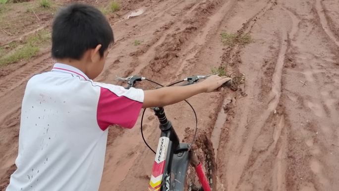 乡间小道光脚丫行走 雨天推自行车泥洼路段