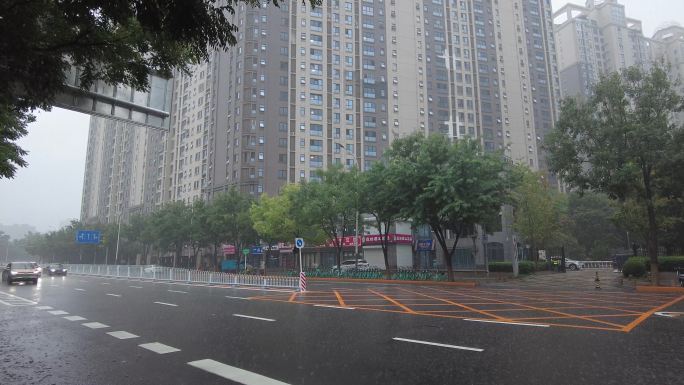 下大雨的路上瓢泼大雨下雨天汽车等红绿灯