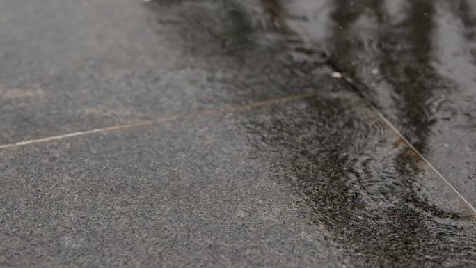 下雨的雨水打在地面时溅起的水花慢动作