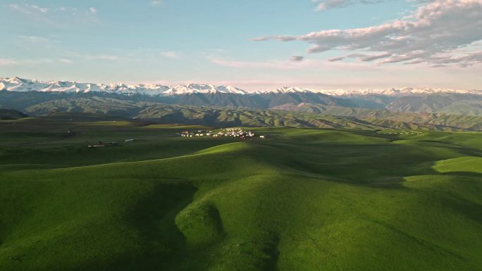 喀拉峻草原上的蒙古包