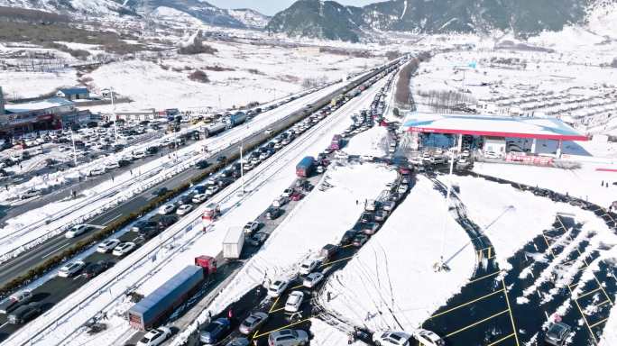 大雪极端天气造成高速公路堵车交通拥堵