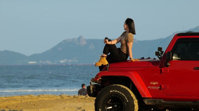 坐在车盖上的女孩 海边美女 海滩上越野车