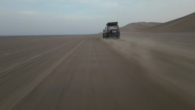 穿越机航拍跟拍沙漠越野车行驶荒凉自然景观