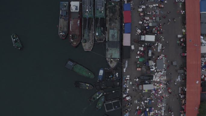 码头忙碌的渔民集市卖鱼和靠岸渔船