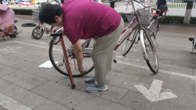 自行车打气 打气筒 中年妇女 自行车