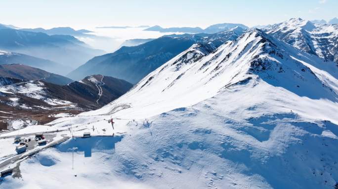 航拍四川夹金山雪山延绵自然风光冬天雪景