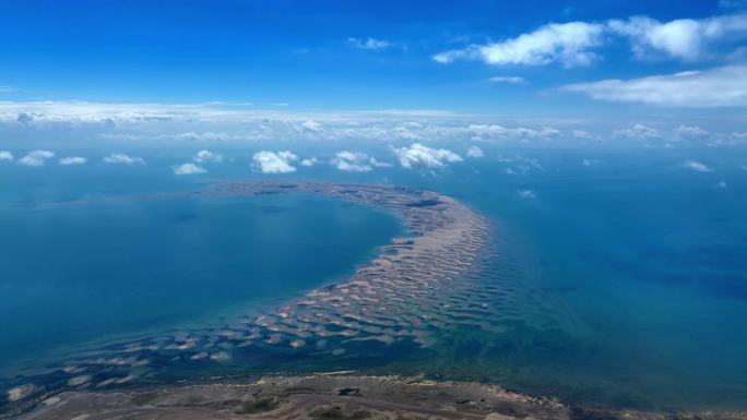 航拍青海湖金沙湾1000米沙洲夏季穿云
